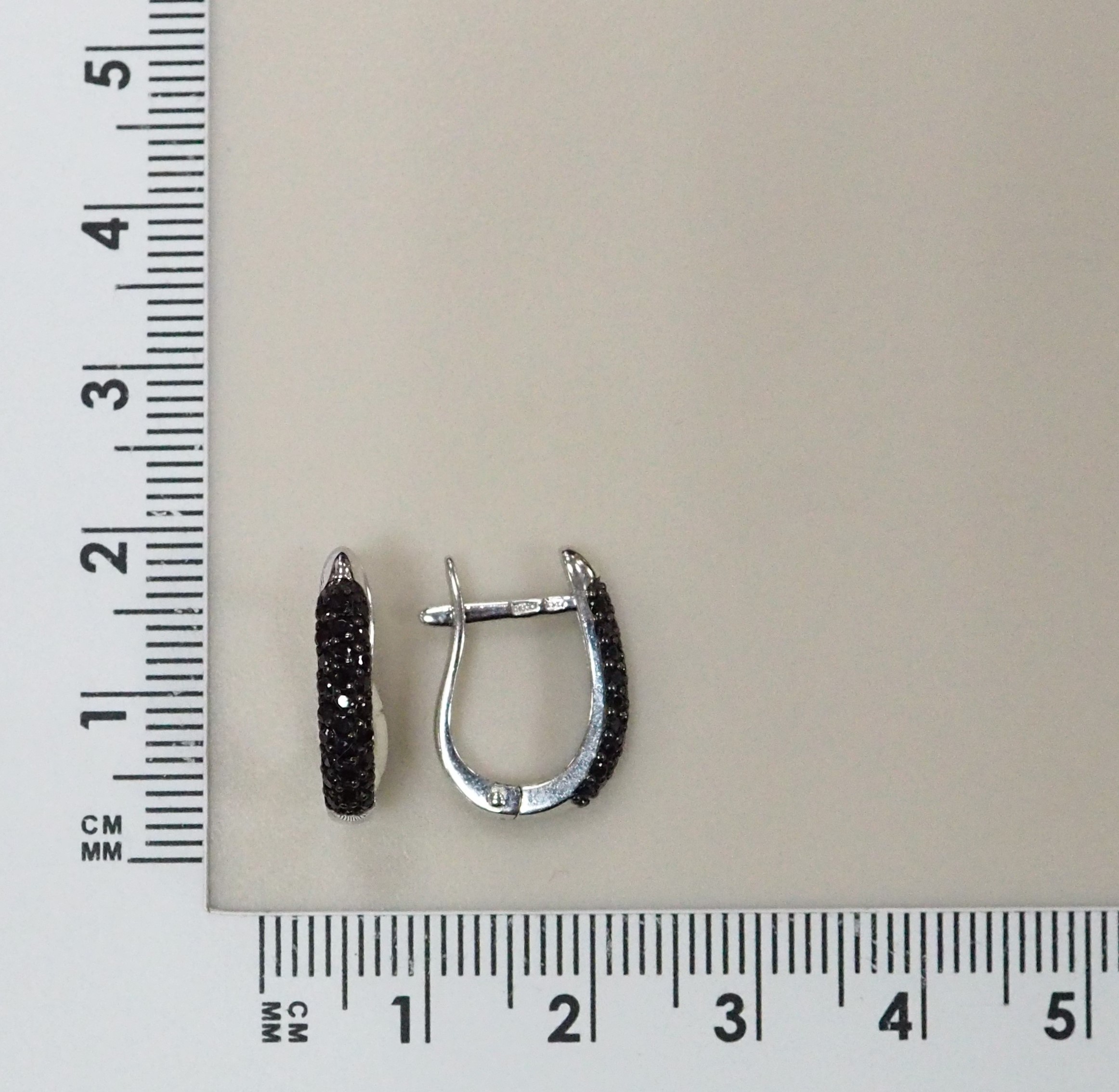Серебряные серьги со шпинелью